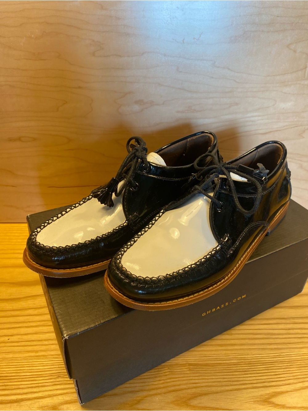 GUC H. G. BASS WEEJUNS - Black and Cream Two-Tone Leather Moc Shoes - Size 8W